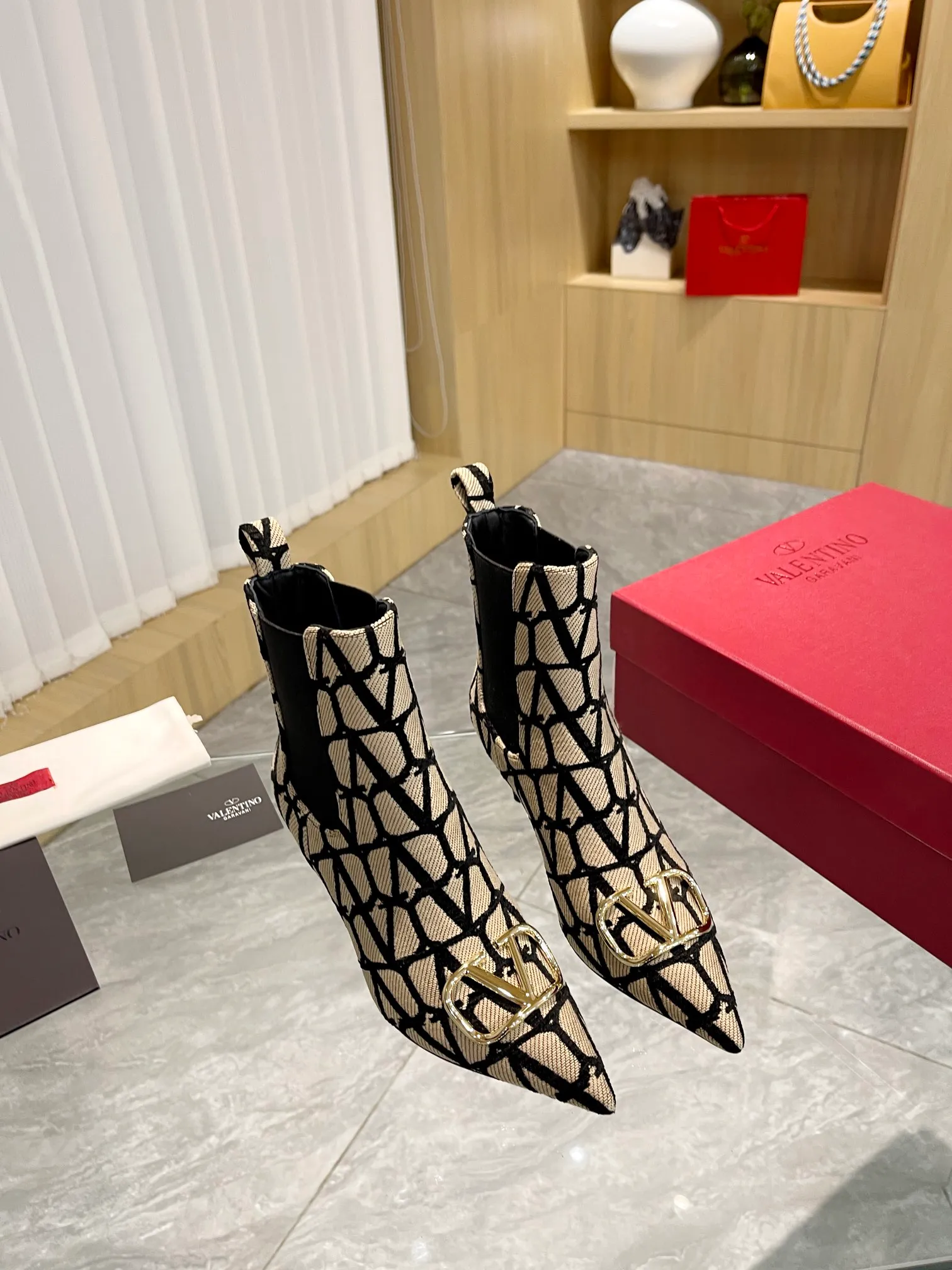 👟👟Ex-factory price 560👟👟 Genuine leather sole +40 [Valentino] Valentino ~ Unique [V logo fabric print pattern] with light gold metal [V buckle] fashion women's boots: Made with original craftsmanship, comfortable and versatile, showing long legs! Absolutely classy! Fabric: High-grade fabric printed cloth➕Imported sheepskin lining⚡Boot shaft. [Light Gold V Buckle] Decorative accessory! Outsole: 2 types: non-slip and wear-resistant rubber outsole and Italian leather outsole Size: 35−41 (customized for sizes 34-42)